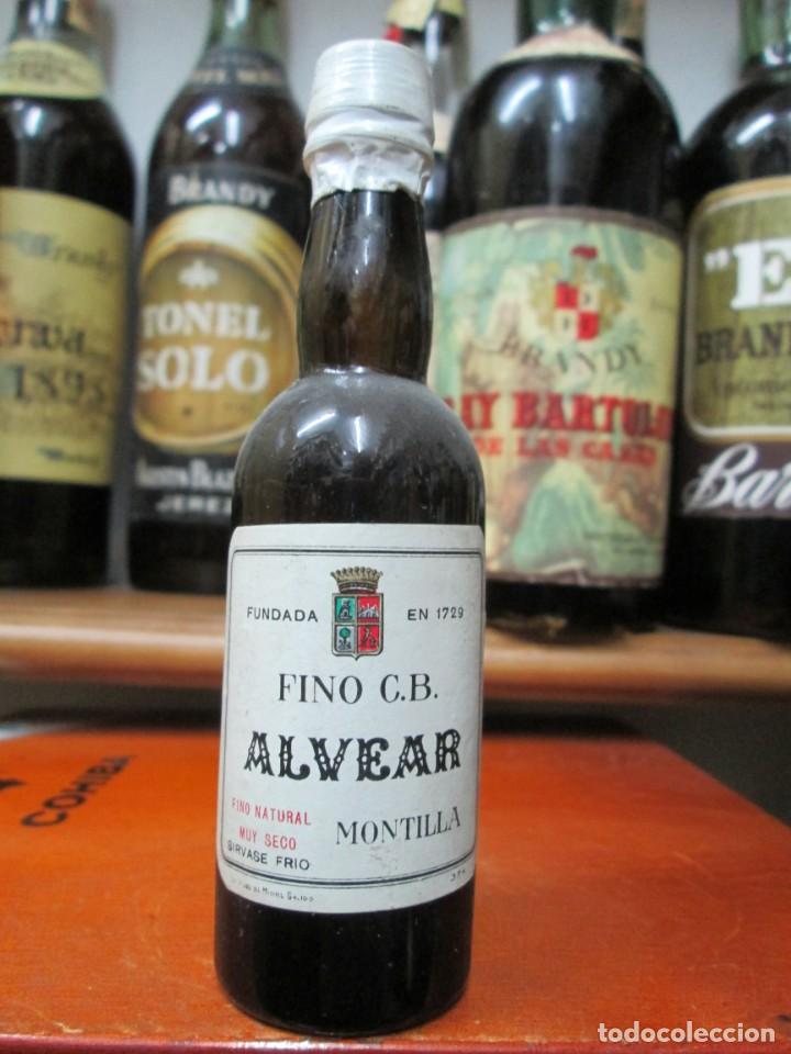 Coleccionismo de vinos y licores: ANTIGUO BOTELLIN BRANDY CO&Ntilde;AC, FINO C.B. ALVEAR MONTILLA 12 CM ALTURA