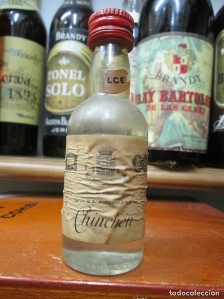 Coleccionismo de vinos y licores: ANTIGUO BOTELLIN BRANDY CO&Ntilde;AC, ANIS LA CHINCHONA 10 CM ALTURA