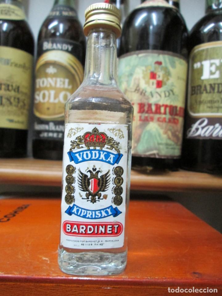 Coleccionismo de vinos y licores: ANTIGUO BOTELLIN BRANDY CO&Ntilde;AC, VODKA KIPRISKY BARDINET 12 CM ALTURA