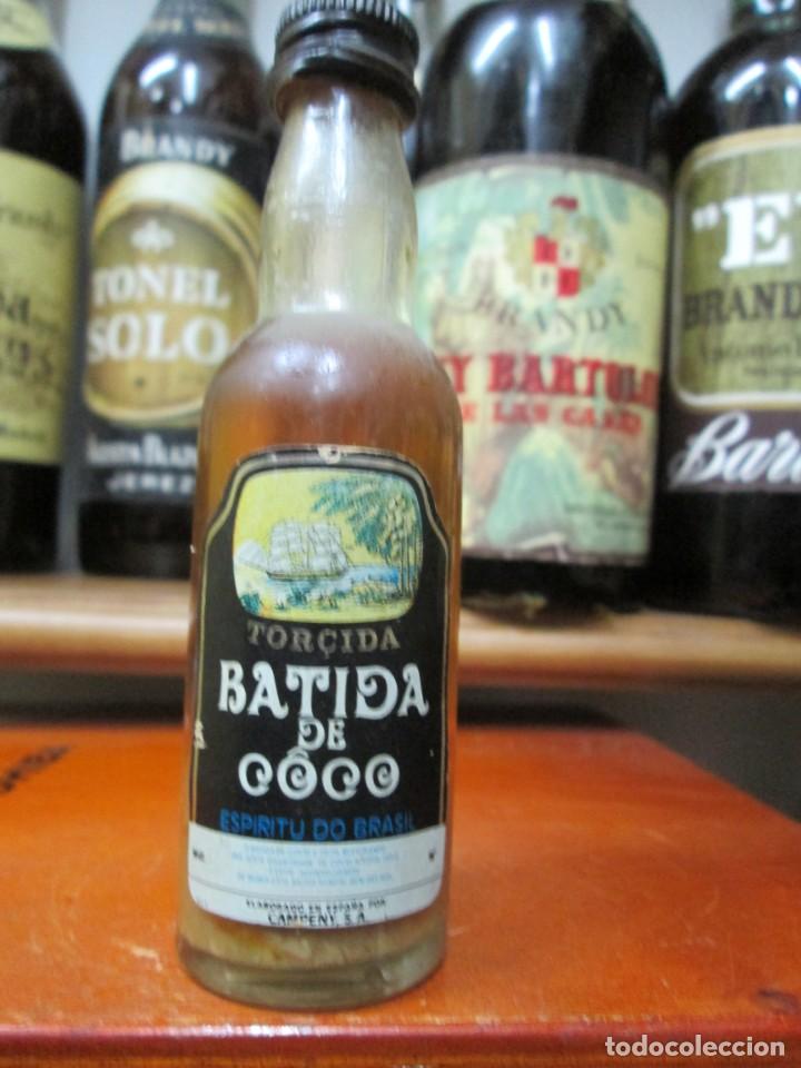 Coleccionismo de vinos y licores: ANTIGUO BOTELLIN BRANDY CO&Ntilde;AC, BATIDA DE COCO TORCIDA , ESPIRITU DE BRASIL 12 CM ALTURA