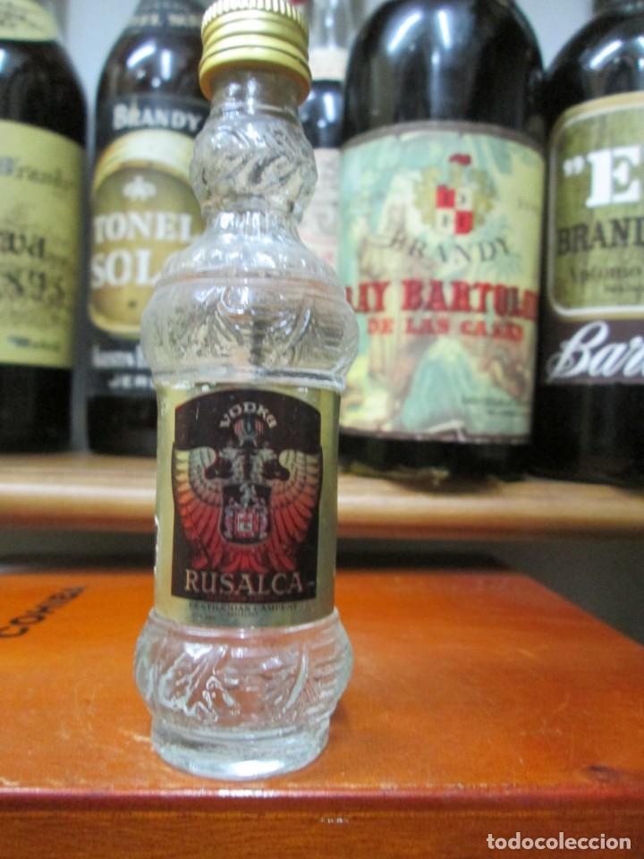 Coleccionismo de vinos y licores: ANTIGUO BOTELLIN BRANDY CO&Ntilde;AC, VODKA RUSALCA DESTILERIAS CAMPENY 12 CM ALTURA