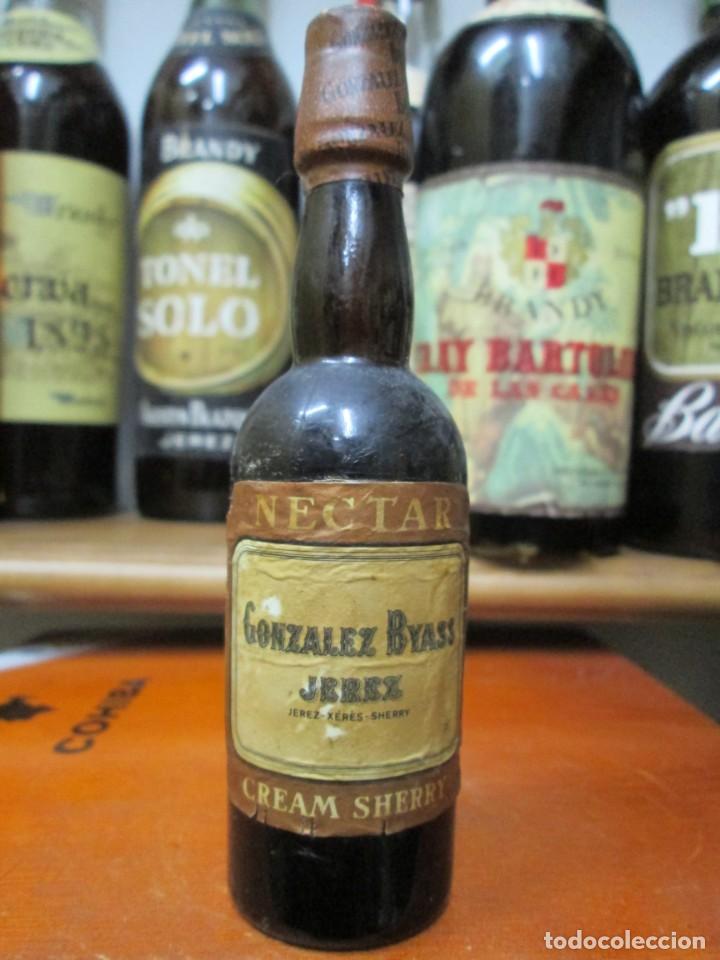 Coleccionismo de vinos y licores: ANTIGUO BOTELLIN BRANDY CO&Ntilde;AC, NECTAR GONZALEZ BYASS, CREAM SHERRY 12 CM ALTURA