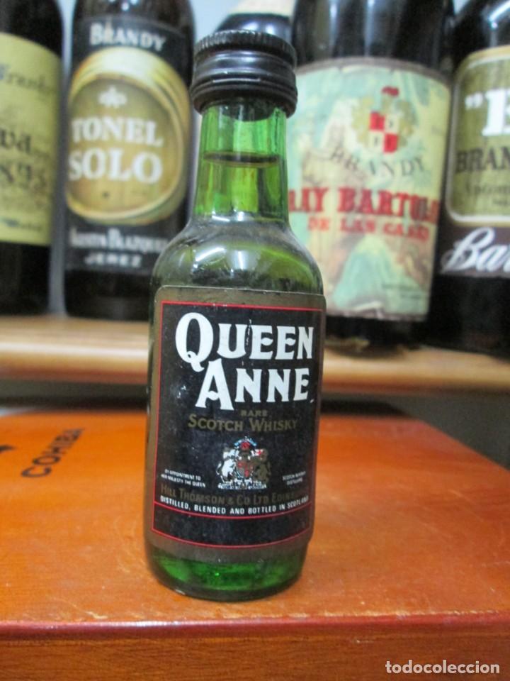 Coleccionismo de vinos y licores: ANTIGUO BOTELLIN BRANDY CO&Ntilde;AC, QUENN ANNE SCOTCH WHISKY 10 CM ALTURA