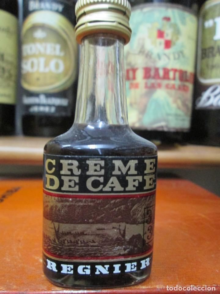 Coleccionismo de vinos y licores: ANTIGUO BOTELLIN BRANDY CO&Ntilde;AC, CREME DE CAFE REGNIER 11 CM