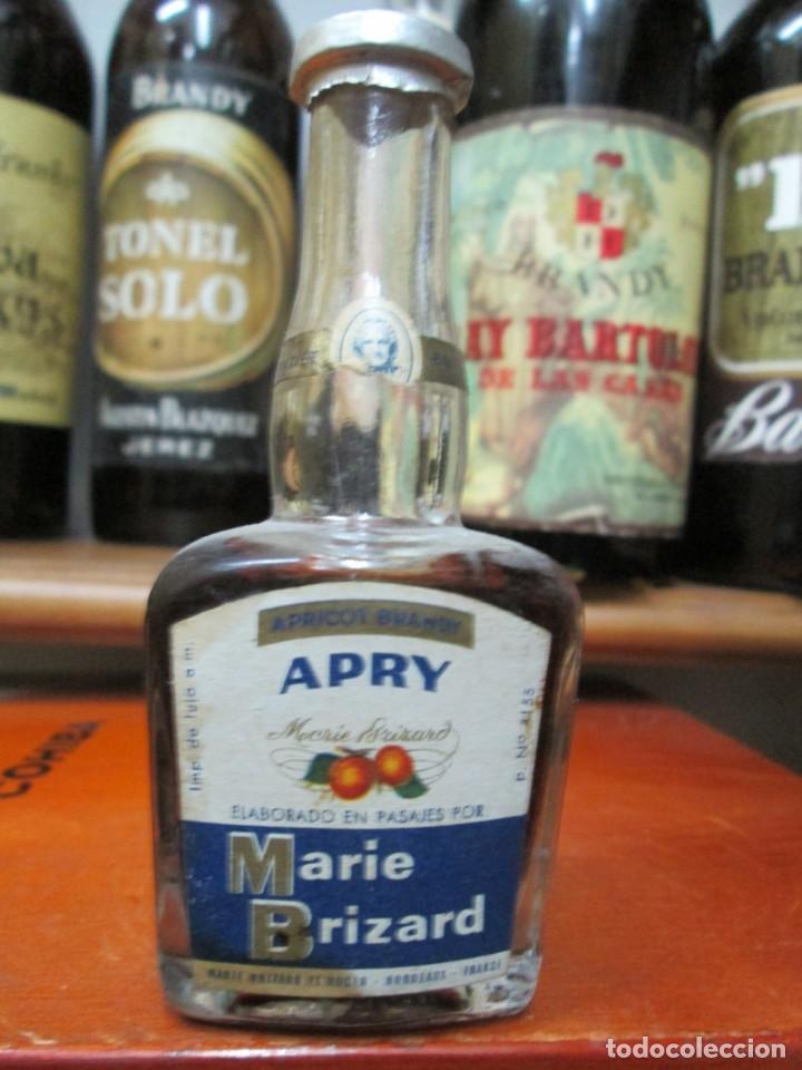 Coleccionismo de vinos y licores: ANTIGUO BOTELLIN BRANDY CO&Ntilde;AC, APRY BRANDY MARIE BRIZARD 10 CM