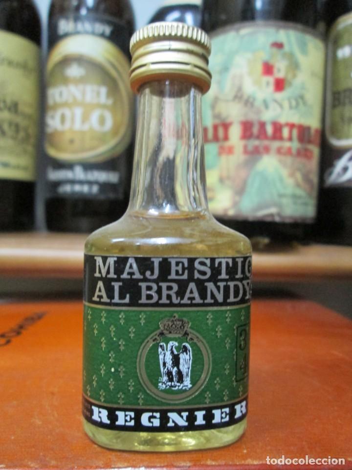 Coleccionismo de vinos y licores: ANTIGUO BOTELLIN BRANDY CO&Ntilde;AC, MAJESTIC AL BRANDY REGNIER 11 CM