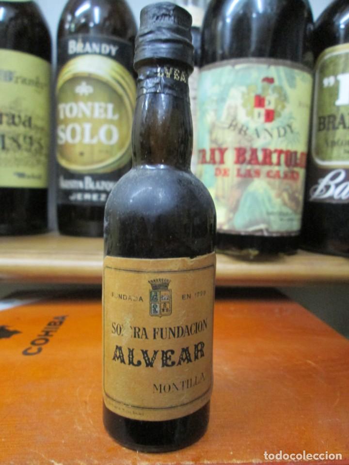 Coleccionismo de vinos y licores: ANTIGUO BOTELLIN BRANDY CO&Ntilde;AC, SOLERA FUNDACI&Ograve;N DE ALVEAR MONTILLA 13 CM