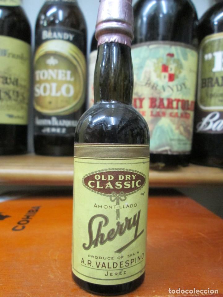 Coleccionismo de vinos y licores: ANTIGUO BOTELLIN BRANDY CO&Ntilde;AC, OLD DRY CLASIC, SHERRY AMONTILLADO DE VALDESPINO 13 CM