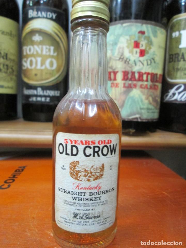 Coleccionismo de vinos y licores: ANTIGUO BOTELLIN BRANDY CO&Ntilde;AC, OLD CROW 5 YERS OLD WHISKY 11 CM