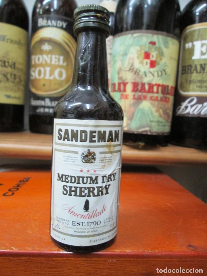 Coleccionismo de vinos y licores: ANTIGUO BOTELLIN BRANDY CO&Ntilde;AC, SANDEMAN MEDIUM DRY SHERRY AMONTILLADO, 11 CM