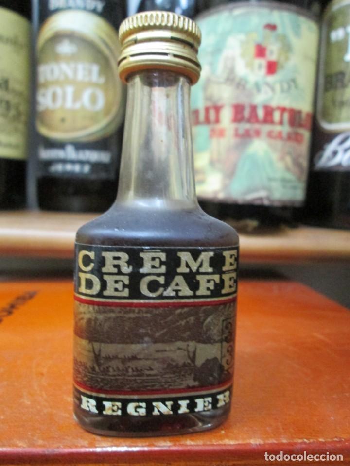 Coleccionismo de vinos y licores: ANTIGUO BOTELLIN BRANDY CO&Ntilde;AC,CREME DE CAFE REGNIER 11 CM