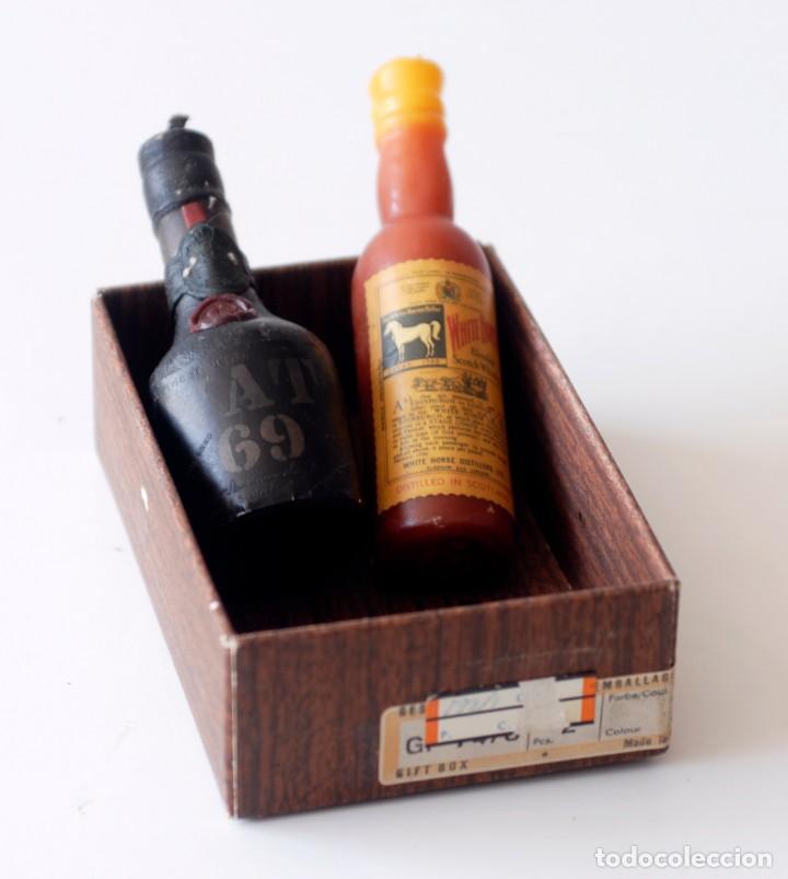 Coleccionismo de vinos y licores: Dos peque&ntilde;as velas con forma de botella. Vat 69 y Whisky White Horse. Made in Switzerland. Nuevas,