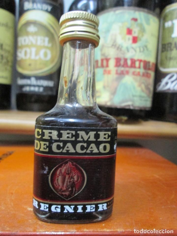 Coleccionismo de vinos y licores: ANTIGUO BOTELLIN BRANDY CO&Ntilde;AC, CREME DE CACAO REGNIER 11 CM