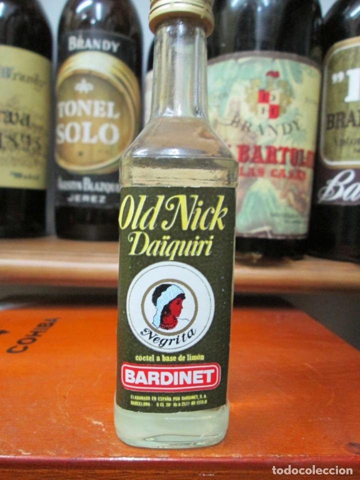 Coleccionismo de vinos y licores: ANTIGUO BOTELLIN BRANDY CO&Ntilde;AC, OLD NICK DAIQUIRI BARDINET 13 CM