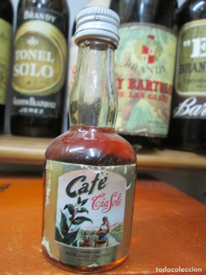 Coleccionismo de vinos y licores: ANTIGUO BOTELLIN BRANDY CO&Ntilde;AC, CAFE TIA SOLE DE CAMPENY 11 CM