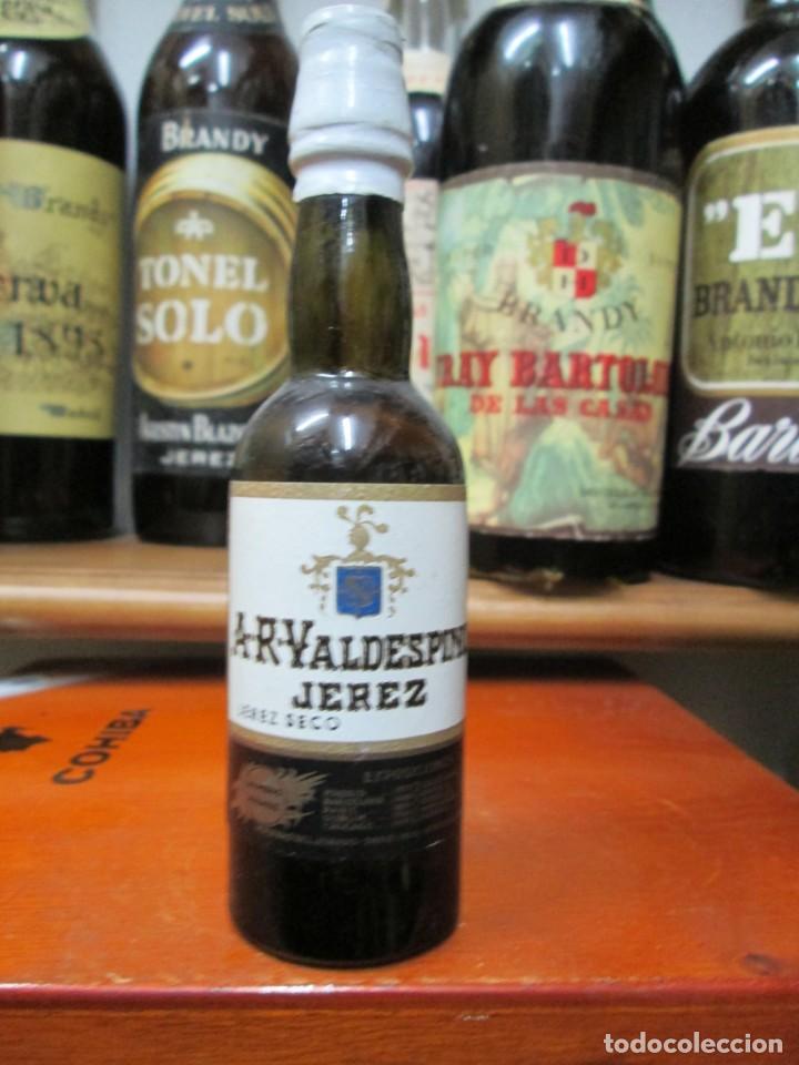 Coleccionismo de vinos y licores: ANTIGUO BOTELLIN BRANDY CO&Ntilde;AC, JEREZ VALDESPINO SECO A-R-V- 13 CM