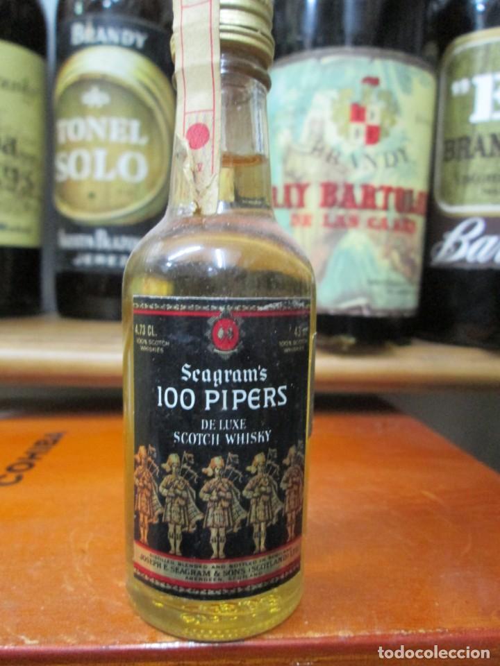 Coleccionismo de vinos y licores: ANTIGUO BOTELLIN BRANDY CO&Ntilde;AC, WHISKY SEAGRAM`S 100 PIPERS 11 CM