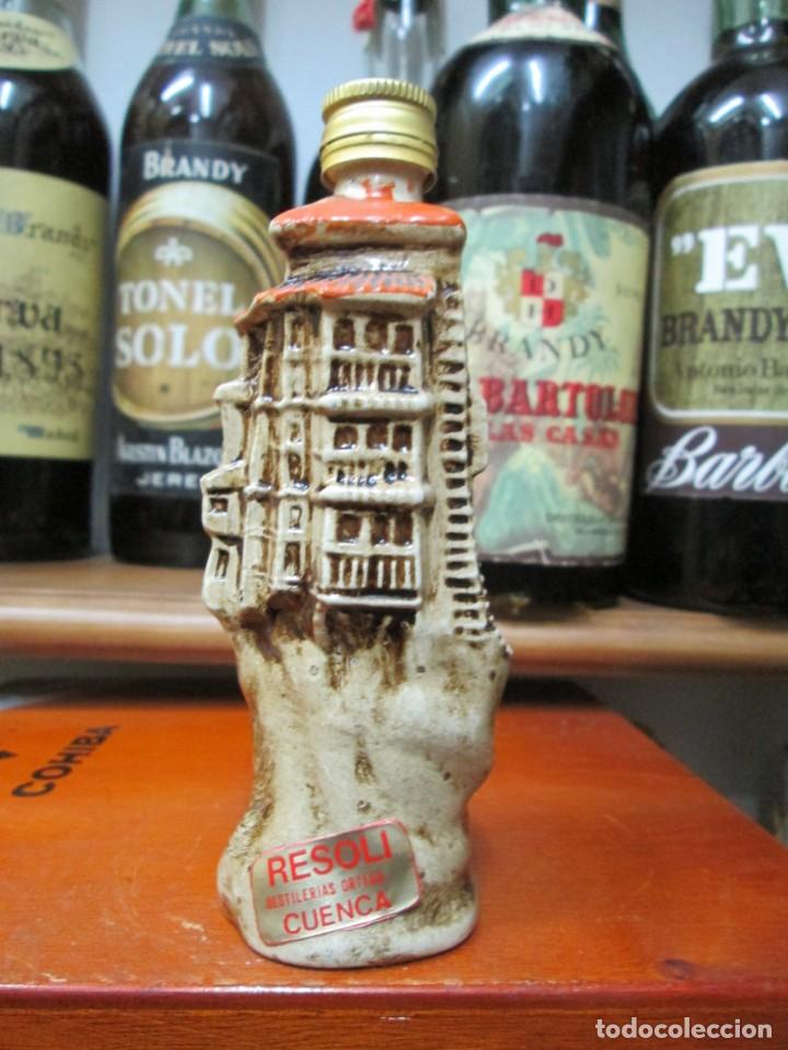 Coleccionismo de vinos y licores: ANTIGUO BOTELLIN BRANDY CO&Ntilde;AC, RESOLI DESTILERIAS ORTEGA CUENCA 13 CM