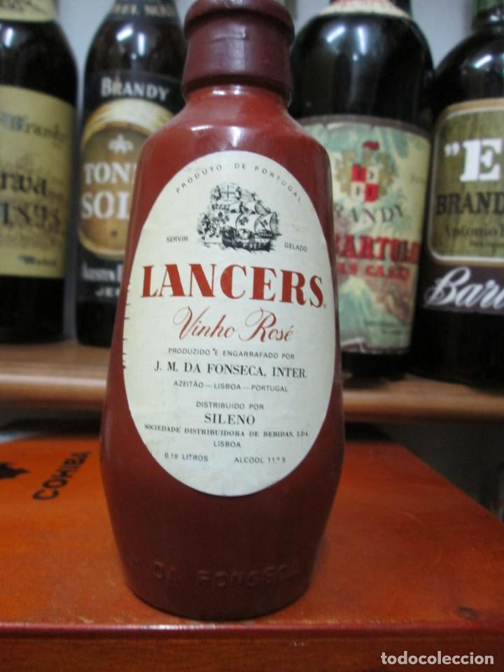 Coleccionismo de vinos y licores: ANTIGUO BOTELLIN BRANDY CO&Ntilde;AC,LANCERS VINHO ROSE, PRODUCTO PORTUGAL 16 CM