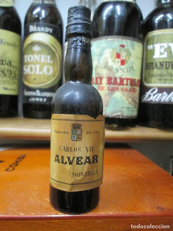 Coleccionismo de vinos y licores: ANTIGUO BOTELLIN BRANDY CO&Ntilde;AC, CARLOS VII ALVEAR MONTILLA 13 CM