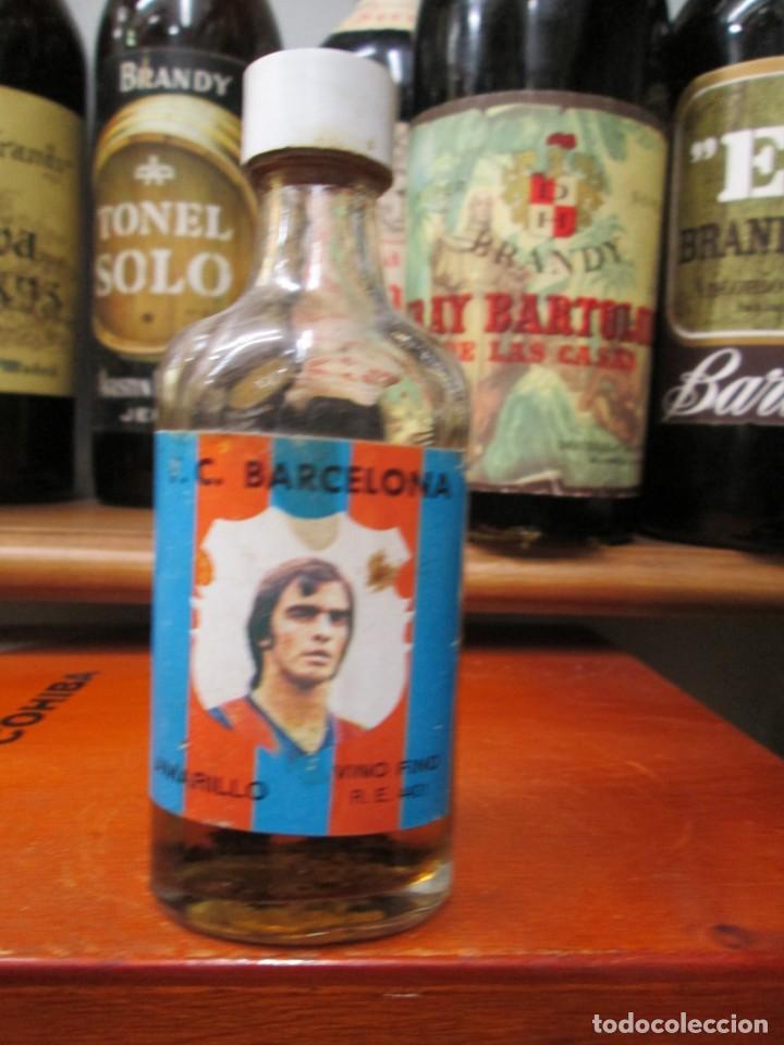 Coleccionismo de vinos y licores: ANTIGUO BOTELLIN BRANDY CO&Ntilde;AC, AMARILLO VINO FINO F.C. BARCELONA 11 CM