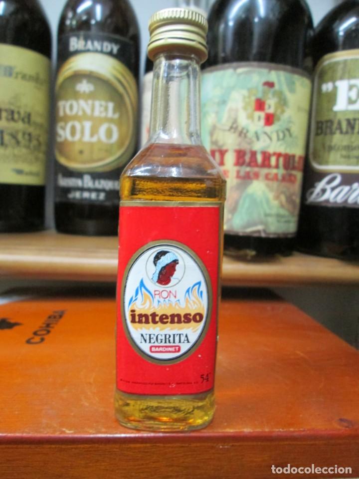 Coleccionismo de vinos y licores: ANTIGUO BOTELLIN BRANDY CO&Ntilde;AC, RON INTENSO NEGRITA BARDINET 12 CM