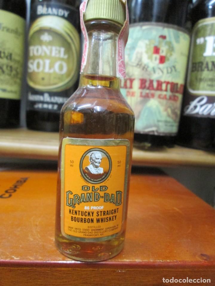 Coleccionismo de vinos y licores: ANTIGUO BOTELLIN BRANDY CO&Ntilde;AC, OLD GRAND-DAD BURBON WHISKY 11 CM
