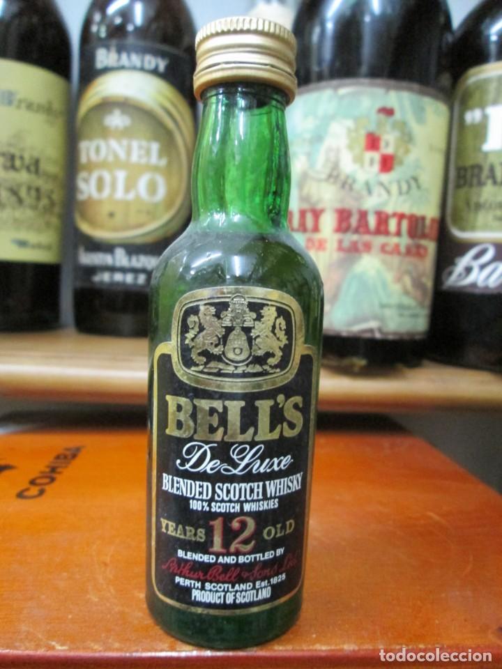 Coleccionismo de vinos y licores: ANTIGUO BOTELIN BRANDY CO&Ntilde;AC, BELL&acute;S BLEND SCOTCH WHISKY 11 CM
