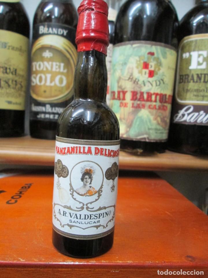 Coleccionismo de vinos y licores: ANTIGUO BOTELLIN BRANDY CO&Ntilde;AC, MANZANILLA DELICIOSA VALDESPINO 13 CM