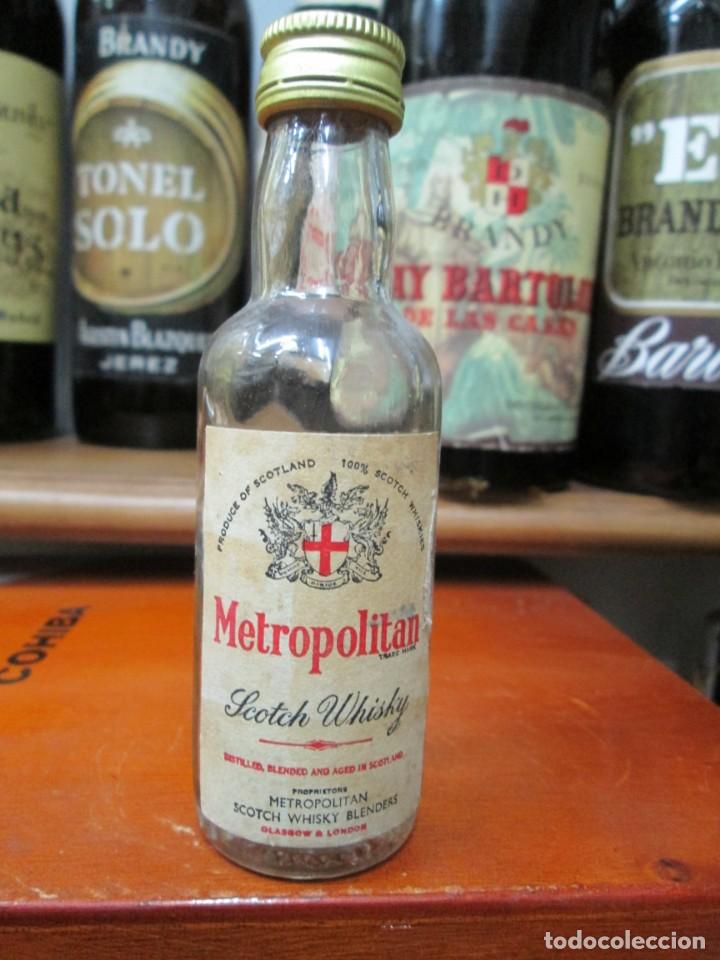 Coleccionismo de vinos y licores: ANTIGUO BOTELLIN BRANDY CO&Ntilde;AC, METROPOLITAN SCOTCH WHISKY 11 CM