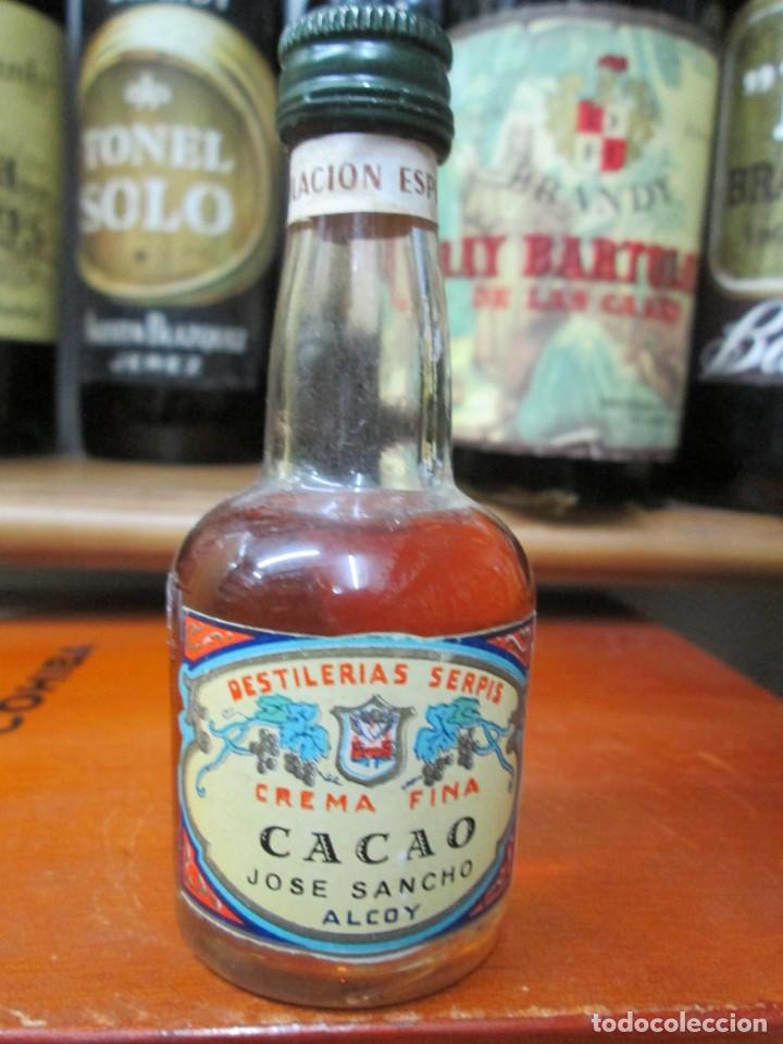 Coleccionismo de vinos y licores: ANTIGUO BOTELLIN BRANDY CO&Ntilde;AC, CREMA FINA CACAO, DESTILERIAS SERPIS, 11 CM