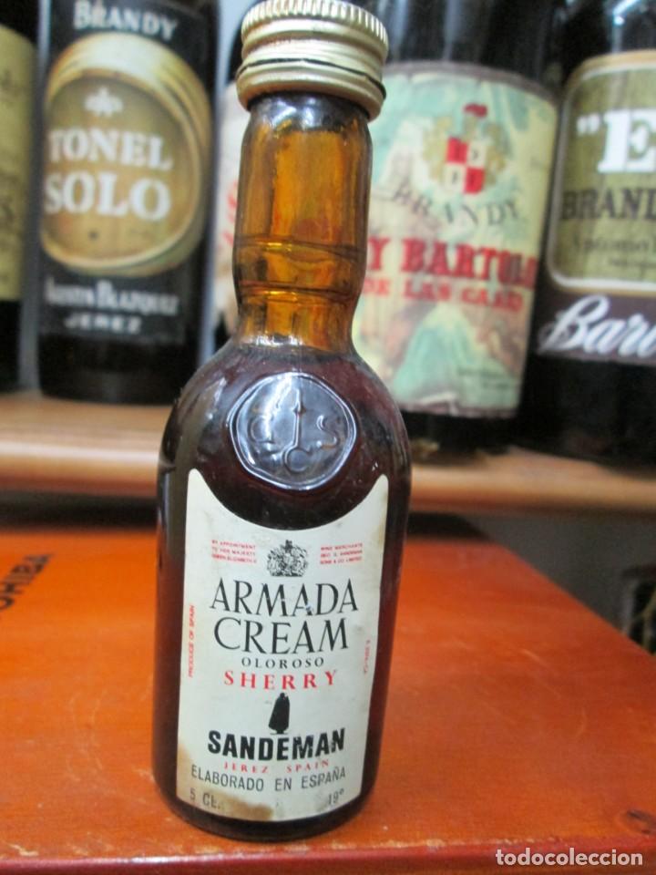 Coleccionismo de vinos y licores: ANTIGUO BOTELLIN BRANDY CO&Ntilde;AC, ARMADA CREAM OLOROSO SHERRY , DE SANDEMAN 12 CM
