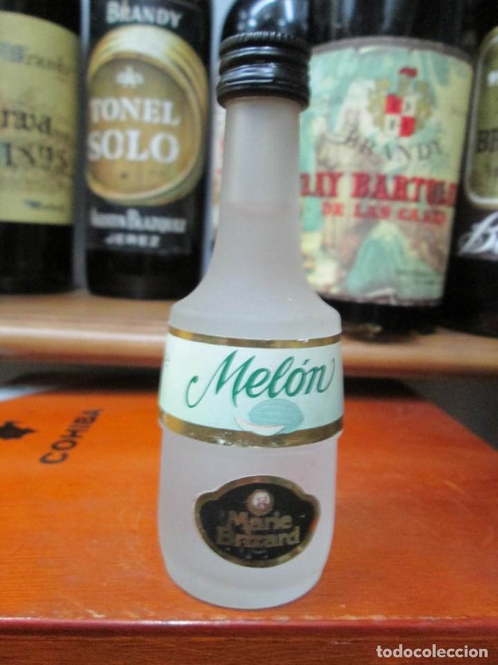 Coleccionismo de vinos y licores: ANTIGUO BOTELLIN BRANDY CO&Ntilde;AC, MELON DE MARIE BRIZARD 11 CM