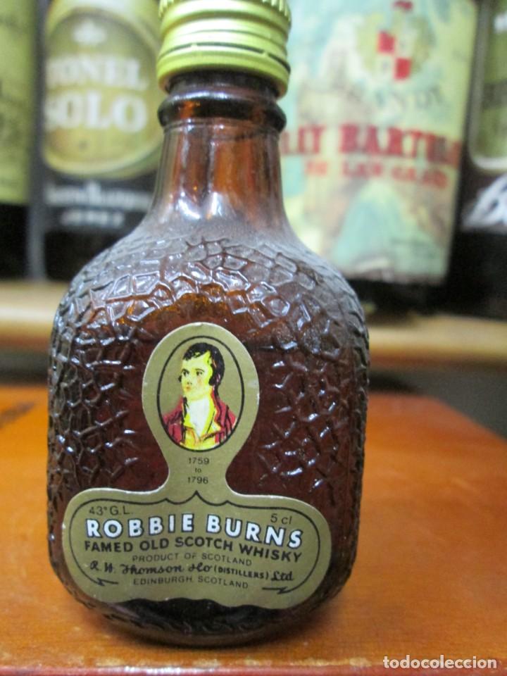 Coleccionismo de vinos y licores: ANTIGUO BOTELLIN BRANDY CO&Ntilde;AC, ROBBIE BURNS FAMED OLD SCOTCH WHISKY 10 CM