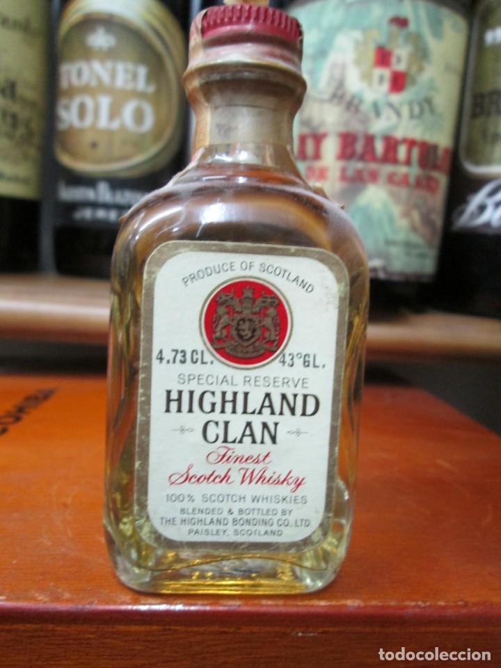 Coleccionismo de vinos y licores: ANTIGUO BOTELLIN BRANDY CO&Ntilde;AC, HIGHLAN CLAN FINEST SCOTCH WHISKY 11 CM