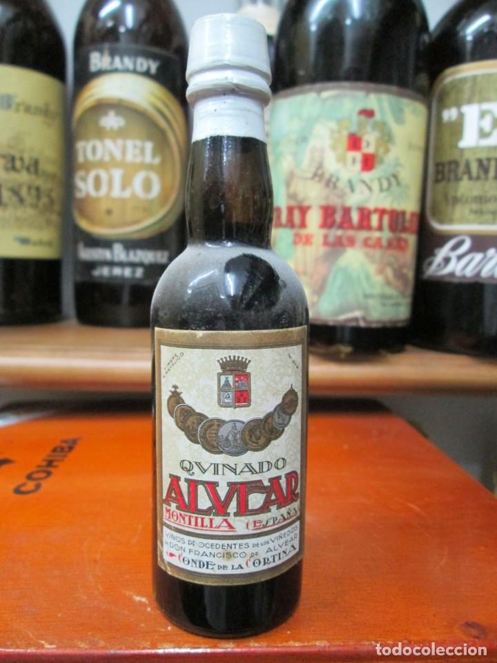 Coleccionismo de vinos y licores: ANTIGUO BOTELLIN BRANDY CO&Ntilde;AC, QUINADO ALVEAR DE MONTILLA
