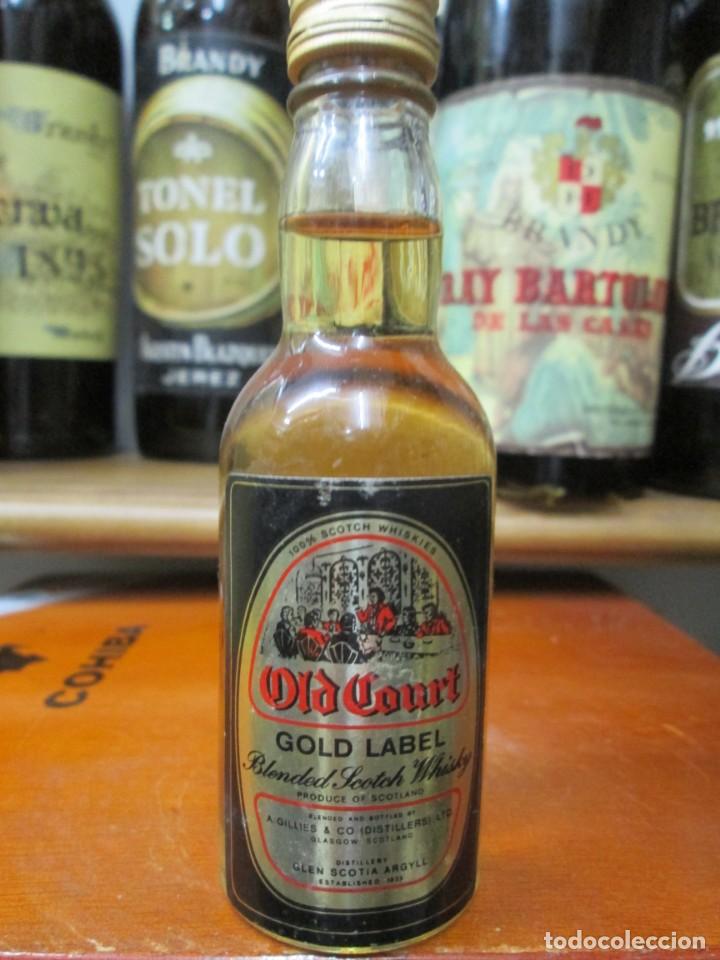 Coleccionismo de vinos y licores: ANTIGUO BOTELLIN BRANDY CO&Ntilde;AC, OLD COURT GOL LABEL SCOTCH WHISKY