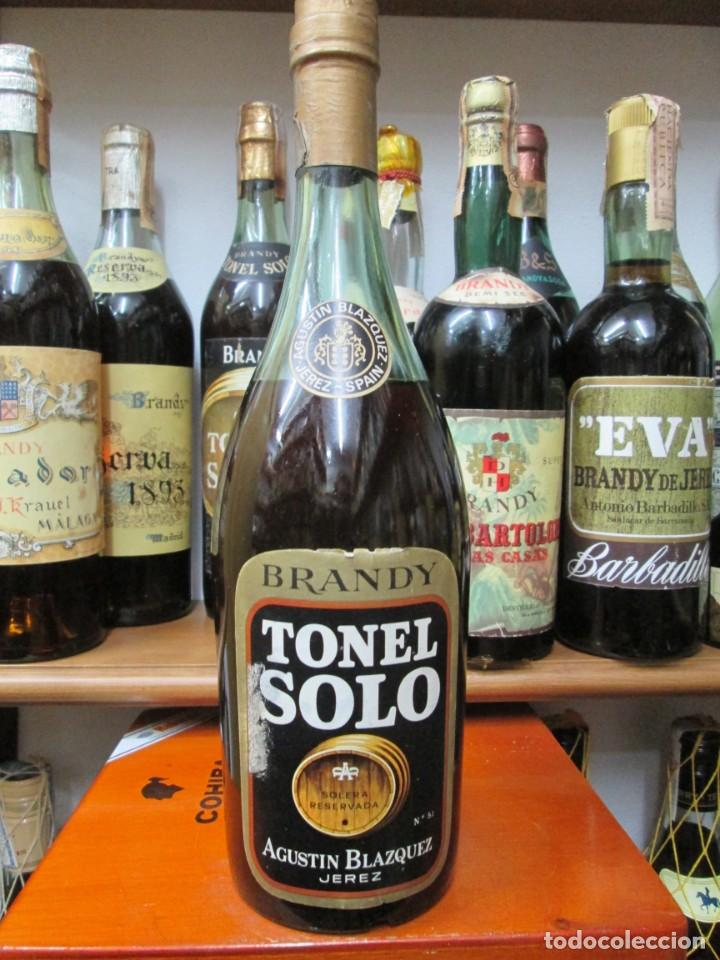 Coleccionismo de vinos y licores: ANTIGUA BOTELLA BRANDY CO&Ntilde;AC, TONEL SOLO DE AGUSTIN BLAZQUEZ DECADA 70-80
