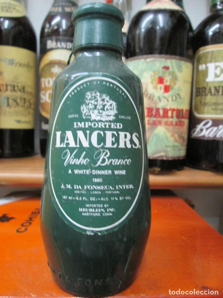 Coleccionismo de vinos y licores: ANTIGUO BOTELLIN BRANDY CO&Ntilde;AC, LANCERS VINH BRANCO