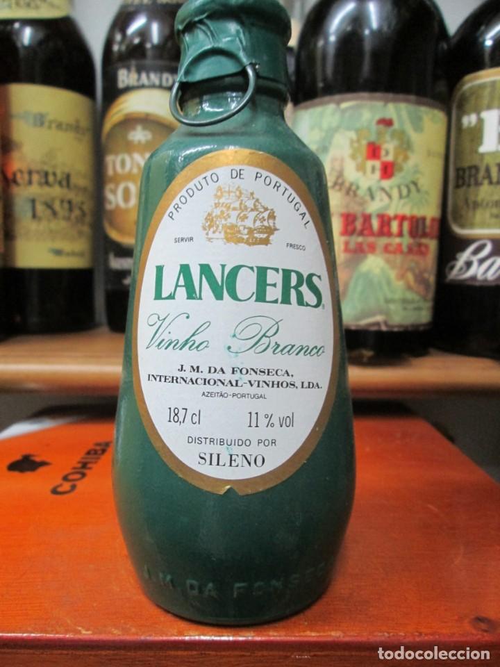 Coleccionismo de vinos y licores: ANTIGUO BOTELLIN BRANDY CO&Ntilde;AC, LANCERS VINHO BRANCO