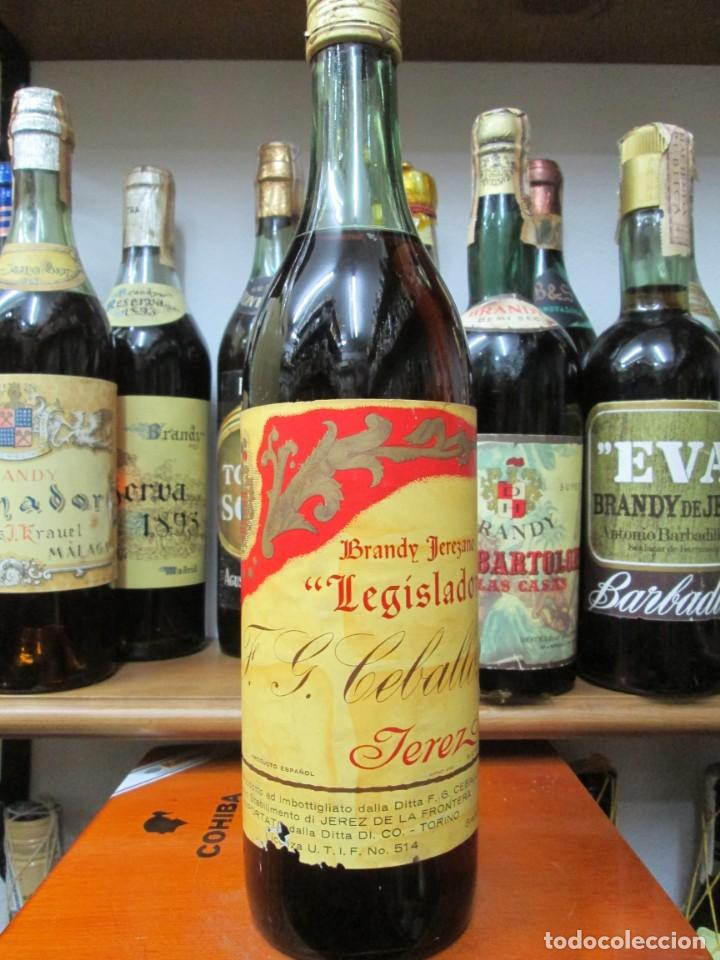 Coleccionismo de vinos y licores: ANTIGUA BOTELLA BRANDY CO&Ntilde;AC,LEGISLADOR DE CEBALLOS DECADA 70-80