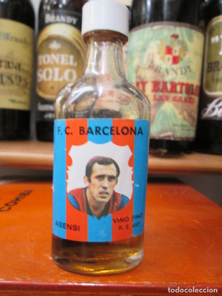 Coleccionismo de vinos y licores: ANTIGUO BOTELLIN BRANDY CO&Ntilde;AC,F.C. BARCELONA VINO FINO JUGADOR ASENSI