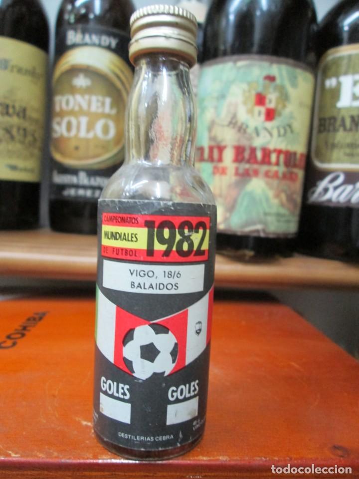 Coleccionismo de vinos y licores: ANTIGUO BOTELLIN BRANDY CO&Ntilde;AC, MUNDIALES 1982 BALAIDOS