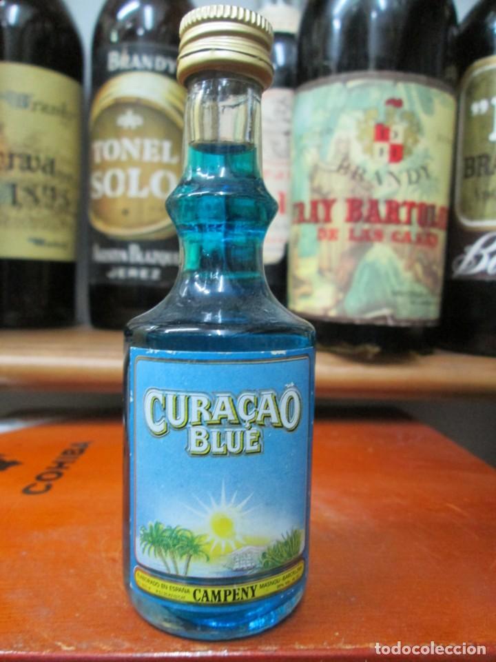 Coleccionismo de vinos y licores: ANTIGUO BOTELLIN BRANDY CO&Ntilde;AC, CURACAO BLUE DE CAMPENEY