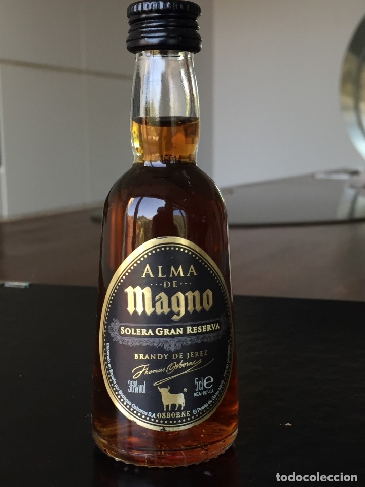 Coleccionismo de vinos y licores: Botell&iacute;n de brandy de Jerez Magno, de bodegas Osborne en Puerto de Santa Maria.