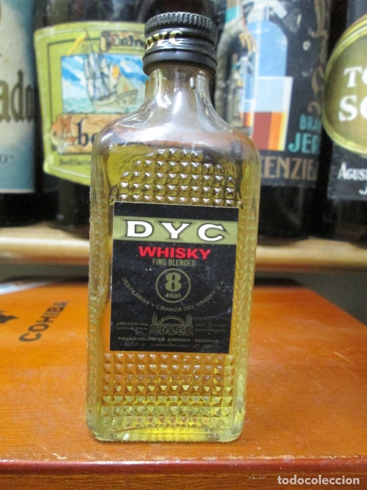 Coleccionismo de vinos y licores: ANTIGUO BOTELLIN BRANDY CO&Ntilde;AC, DYC WHISKY 8 A&Ntilde;OS