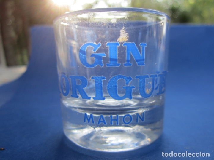 Coleccionismo de vinos y licores: Peque&ntilde;o vaso , chupito, de Gin Xoriguer de Mahon Ginebra 4,5 cm de altura. Serigraf&iacute;a azul