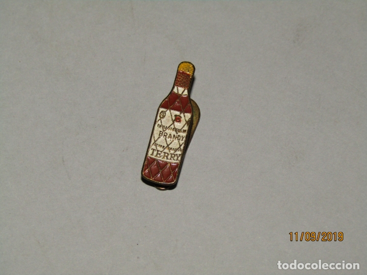 Coleccionismo de vinos y licores: Antigua Insignia de Ojal Publicidad de Brandi TERRY