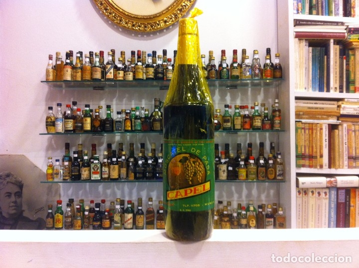 Sammlung von Weinen und Lik&ouml;ren: MOSCATEL DE PASA. CAPEL. ENVOLTORIO CELOF&Aacute;N. MURCIA. PRECINTADO. ALTURA: 31,5cm.