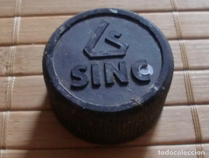 Sammlung von Weinen und Lik&ouml;ren: Tap&oacute;n de rosca pl&aacute;stico Licores Sinc, Alcoy, letras en relieve